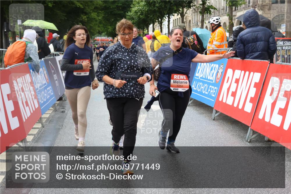 14.06.2026 - REWE Women's Run Strokosch-Dieckow http://msf.ph/oto/9771449 14.06.2026 11:11:02 Ziel 5123, 5254, 5316, 5554, 5724, 5763, 5830, 5831, 5879, 5915 meine-sportfotos.de