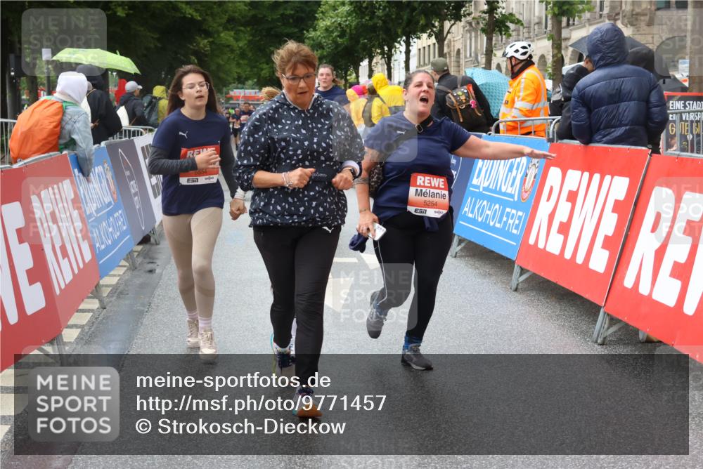 14.06.2026 - REWE Women's Run Strokosch-Dieckow http://msf.ph/oto/9771457 14.06.2026 11:11:02 Ziel 5123, 5254, 5316, 5554, 5724, 5763, 5830, 5831, 5879, 5915 meine-sportfotos.de
