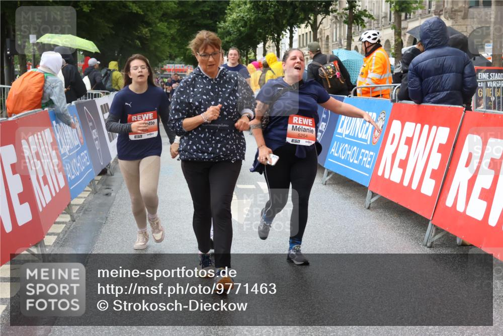 14.06.2026 - REWE Women's Run Strokosch-Dieckow http://msf.ph/oto/9771463 14.06.2026 11:11:02 Ziel 5123, 5254, 5316, 5554, 5724, 5763, 5830, 5831, 5879, 5915 meine-sportfotos.de