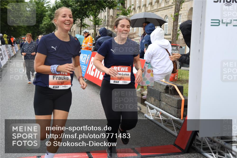 14.06.2026 - REWE Women's Run Strokosch-Dieckow http://msf.ph/oto/9771483 14.06.2026 11:11:00 Ziel 5123, 5124, 5125, 5126, 5127, 5254, 5316, 5554, 5724, 5763, 5830, 5831, 5879, 5915 meine-sportfotos.de