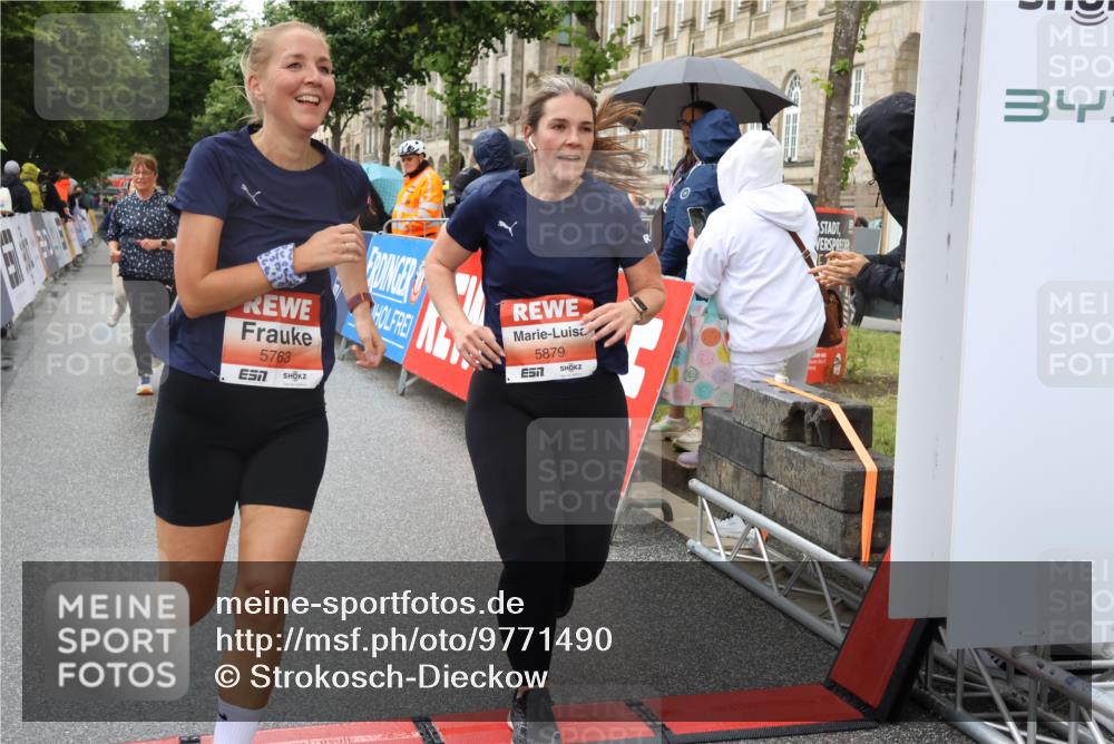 14.06.2026 - REWE Women's Run Strokosch-Dieckow http://msf.ph/oto/9771490 14.06.2026 11:11:00 Ziel 5123, 5124, 5125, 5126, 5127, 5254, 5316, 5554, 5724, 5763, 5830, 5831, 5879, 5915 meine-sportfotos.de