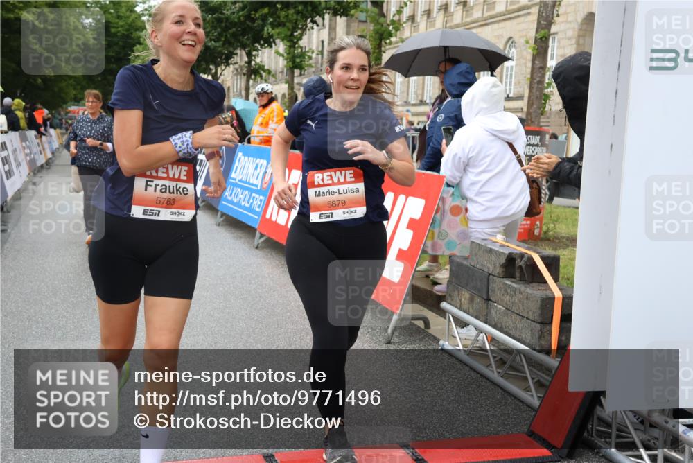 14.06.2026 - REWE Women's Run Strokosch-Dieckow http://msf.ph/oto/9771496 14.06.2026 11:11:00 Ziel 5123, 5124, 5125, 5126, 5127, 5254, 5316, 5554, 5724, 5763, 5830, 5831, 5879, 5915 meine-sportfotos.de