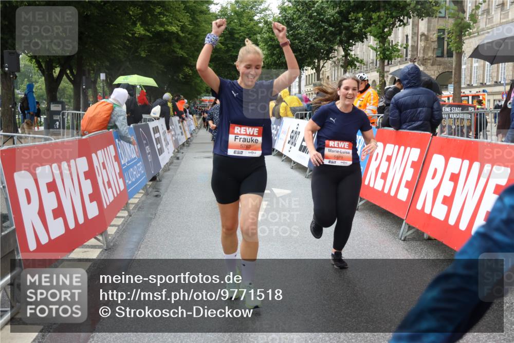 14.06.2026 - REWE Women's Run Strokosch-Dieckow http://msf.ph/oto/9771518 14.06.2026 11:10:59 Ziel 5005, 5120, 5123, 5124, 5125, 5126, 5127, 5254, 5316, 5554, 5724, 5763, 5830, 5831, 5879, 5915 meine-sportfotos.de
