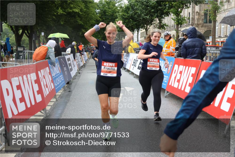14.06.2026 - REWE Women's Run Strokosch-Dieckow http://msf.ph/oto/9771533 14.06.2026 11:10:59 Ziel 5005, 5120, 5123, 5124, 5125, 5126, 5127, 5254, 5316, 5554, 5724, 5763, 5830, 5831, 5879, 5915 meine-sportfotos.de