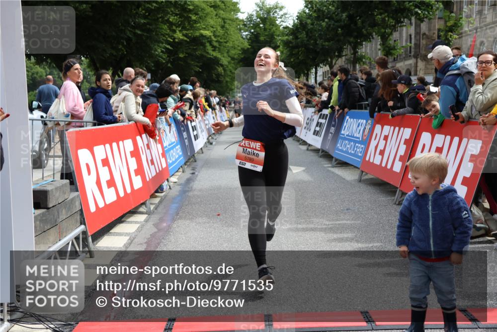 14.06.2026 - REWE Women's Run Strokosch-Dieckow http://msf.ph/oto/9771535 14.06.2026 10:55:48 Ziel 5250, 5695, 5789, 6069 meine-sportfotos.de
