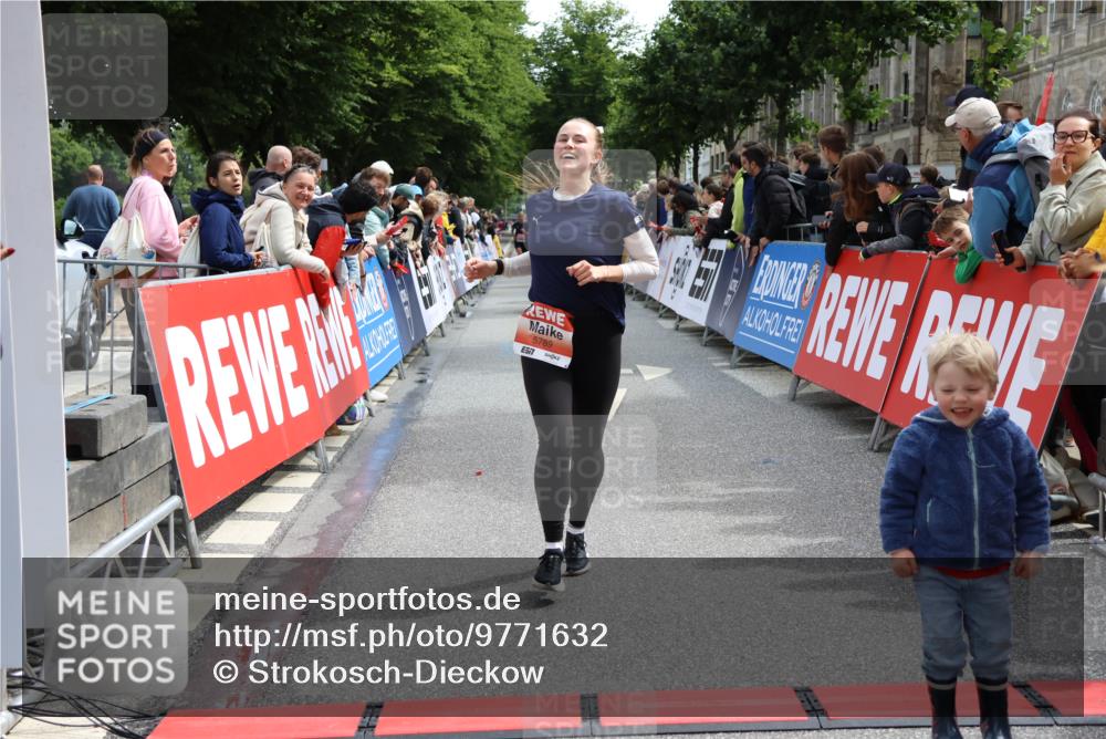 14.06.2026 - REWE Women's Run Strokosch-Dieckow http://msf.ph/oto/9771632 14.06.2026 10:55:48 Ziel 5250, 5695, 5789, 6069 meine-sportfotos.de