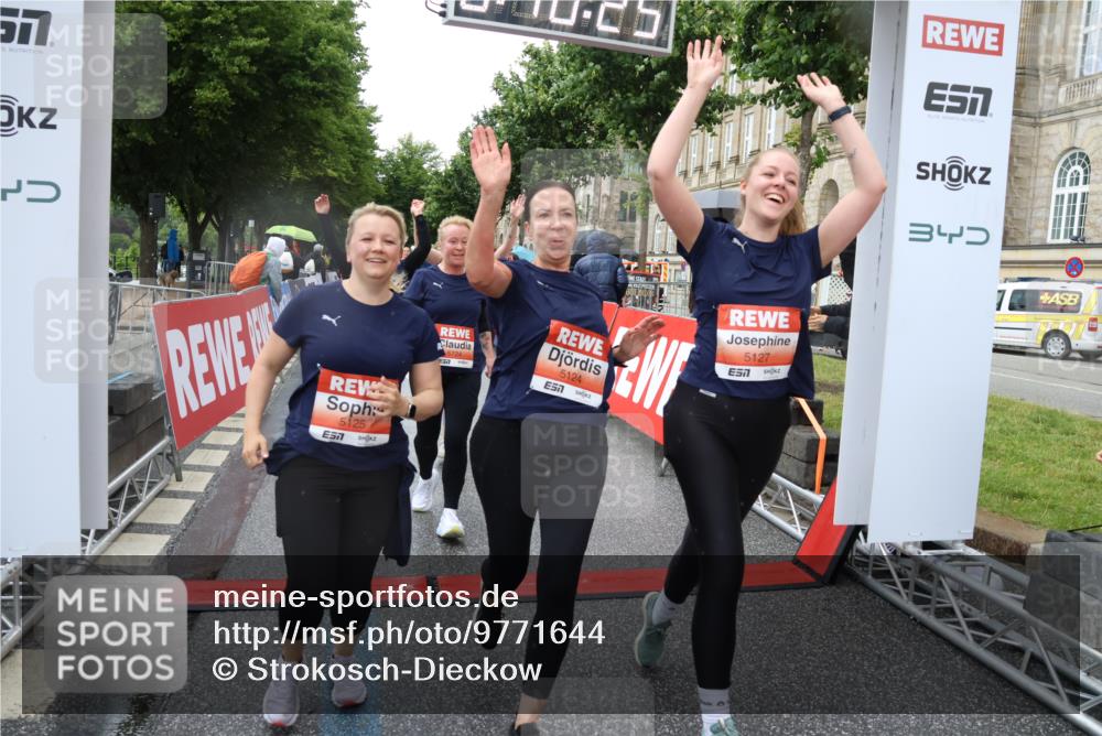 14.06.2026 - REWE Women's Run Strokosch-Dieckow http://msf.ph/oto/9771644 14.06.2026 11:10:53 Ziel 5005, 5028, 5120, 5124, 5125, 5126, 5127, 5724, 5830, 5831 meine-sportfotos.de