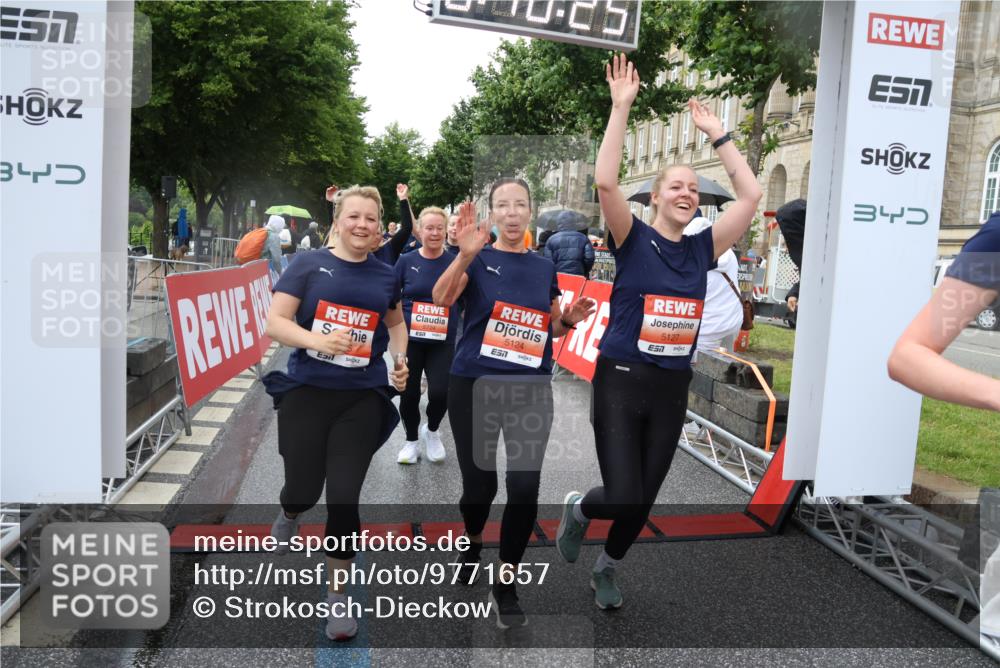 14.06.2026 - REWE Women's Run Strokosch-Dieckow http://msf.ph/oto/9771657 14.06.2026 11:10:53 Ziel 5005, 5028, 5120, 5124, 5125, 5126, 5127, 5724, 5830, 5831 meine-sportfotos.de