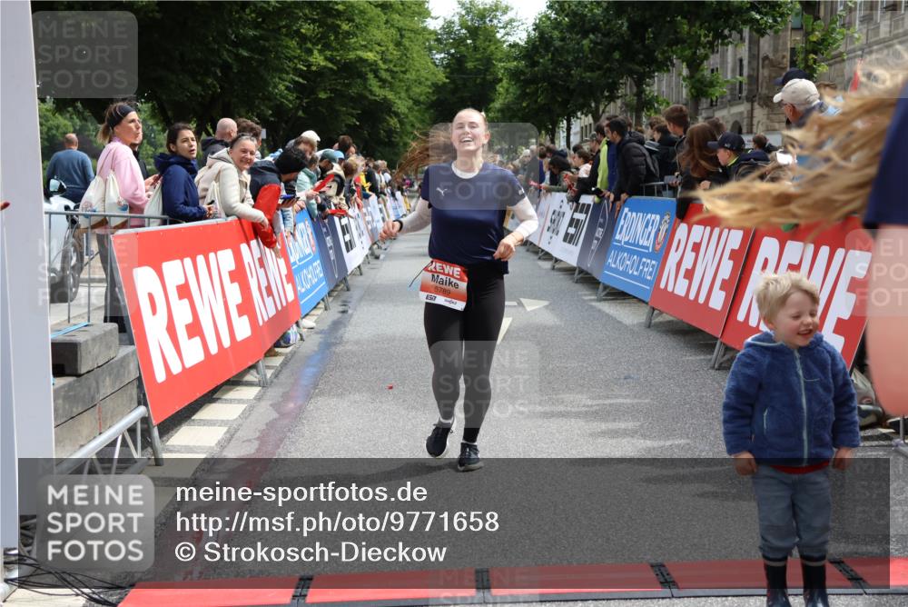 14.06.2026 - REWE Women's Run Strokosch-Dieckow http://msf.ph/oto/9771658 14.06.2026 10:55:47 Ziel 5250, 5695, 5789, 6069 meine-sportfotos.de