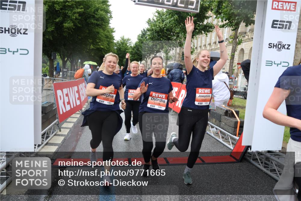 14.06.2026 - REWE Women's Run Strokosch-Dieckow http://msf.ph/oto/9771665 14.06.2026 11:10:53 Ziel 5005, 5028, 5120, 5124, 5125, 5126, 5127, 5724, 5830, 5831 meine-sportfotos.de