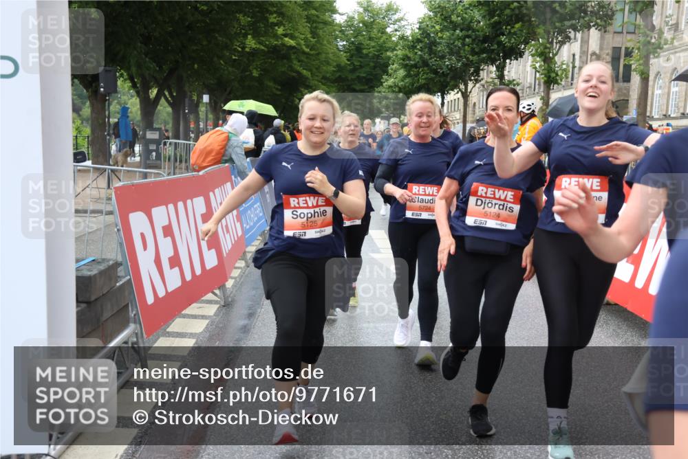 14.06.2026 - REWE Women's Run Strokosch-Dieckow http://msf.ph/oto/9771671 14.06.2026 11:10:53 Ziel 5005, 5028, 5120, 5124, 5125, 5126, 5127, 5724, 5830, 5831 meine-sportfotos.de