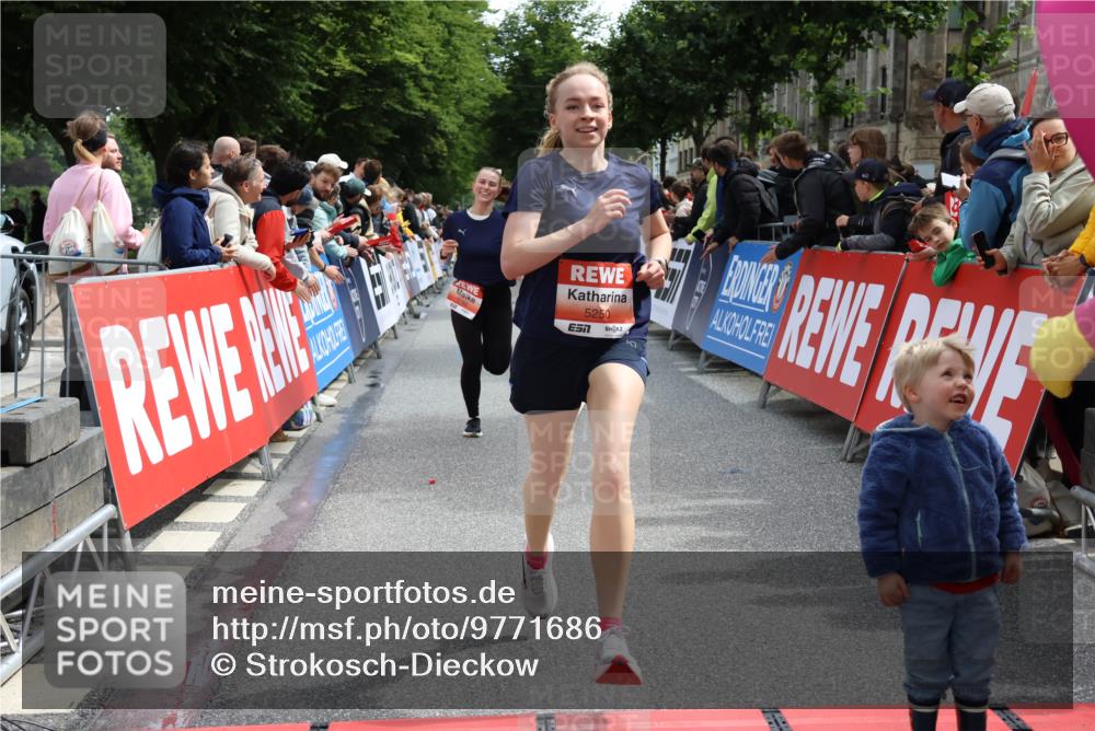 14.06.2026 - REWE Women's Run Strokosch-Dieckow http://msf.ph/oto/9771686 14.06.2026 10:55:46 Ziel 5250, 5287, 5695, 5789, 6069 meine-sportfotos.de