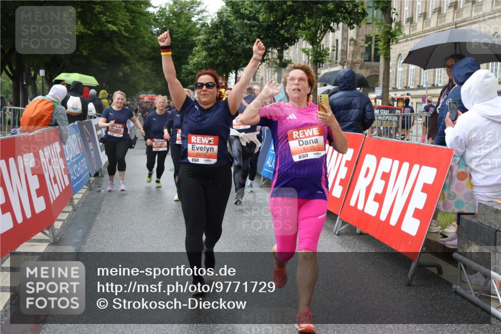 14.06.2026 - REWE Women's Run Strokosch-Dieckow http://msf.ph/oto/9771729 14.06.2026 11:10:50 Ziel 5005, 5028, 5120, 5124, 5125, 5126, 5127, 5236, 5724, 5830, 5831 meine-sportfotos.de