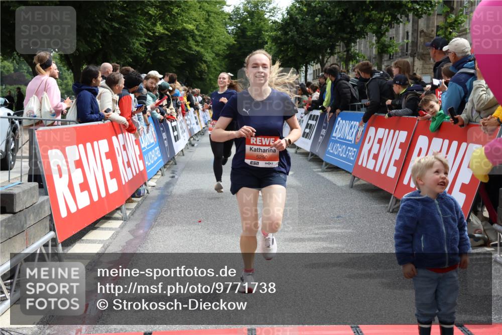 14.06.2026 - REWE Women's Run Strokosch-Dieckow http://msf.ph/oto/9771738 14.06.2026 10:55:46 Ziel 5250, 5287, 5695, 5789, 6069 meine-sportfotos.de