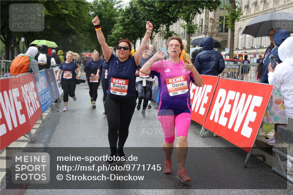 14.06.2026 - REWE Women's Run Strokosch-Dieckow http://msf.ph/oto/9771745 14.06.2026 11:10:50 Ziel 5005, 5028, 5120, 5124, 5125, 5126, 5127, 5236, 5724, 5830, 5831 meine-sportfotos.de