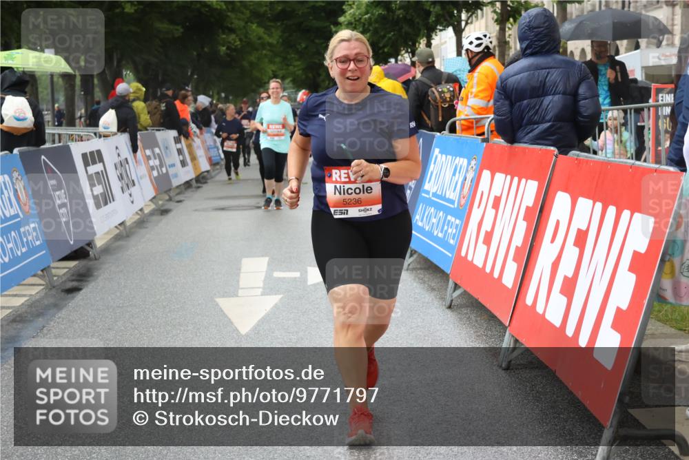 14.06.2026 - REWE Women's Run Strokosch-Dieckow http://msf.ph/oto/9771797 14.06.2026 11:10:42 Ziel 5236 meine-sportfotos.de