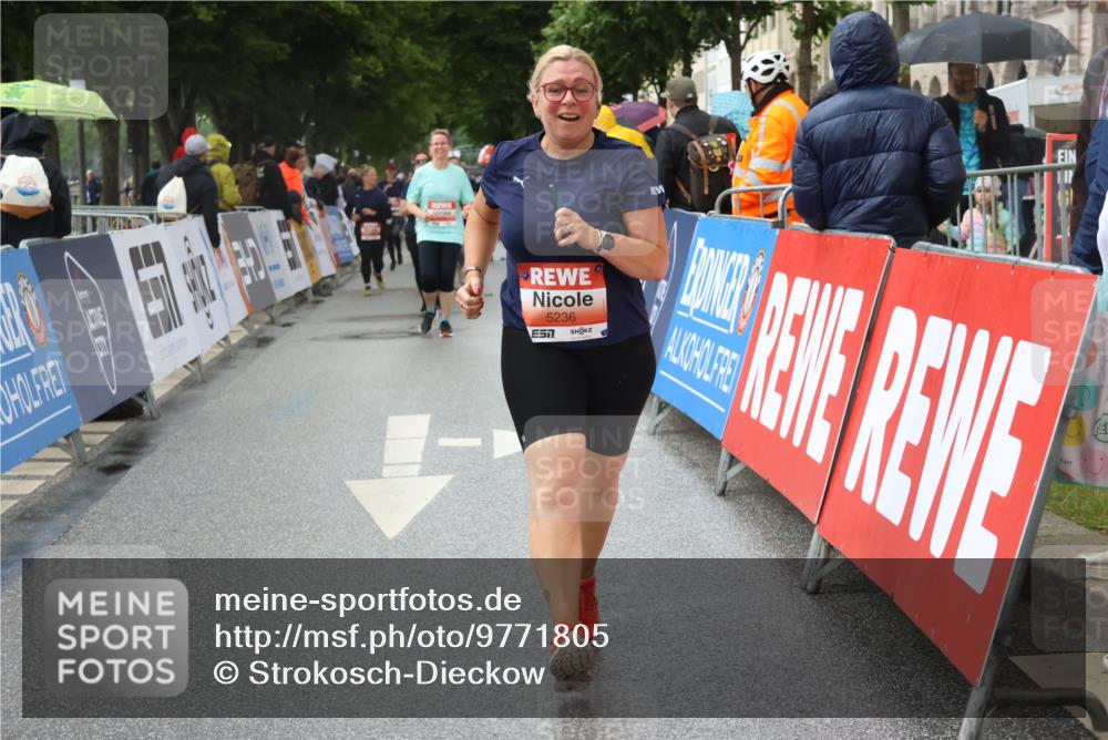 14.06.2026 - REWE Women's Run Strokosch-Dieckow http://msf.ph/oto/9771805 14.06.2026 11:10:42 Ziel 5236 meine-sportfotos.de