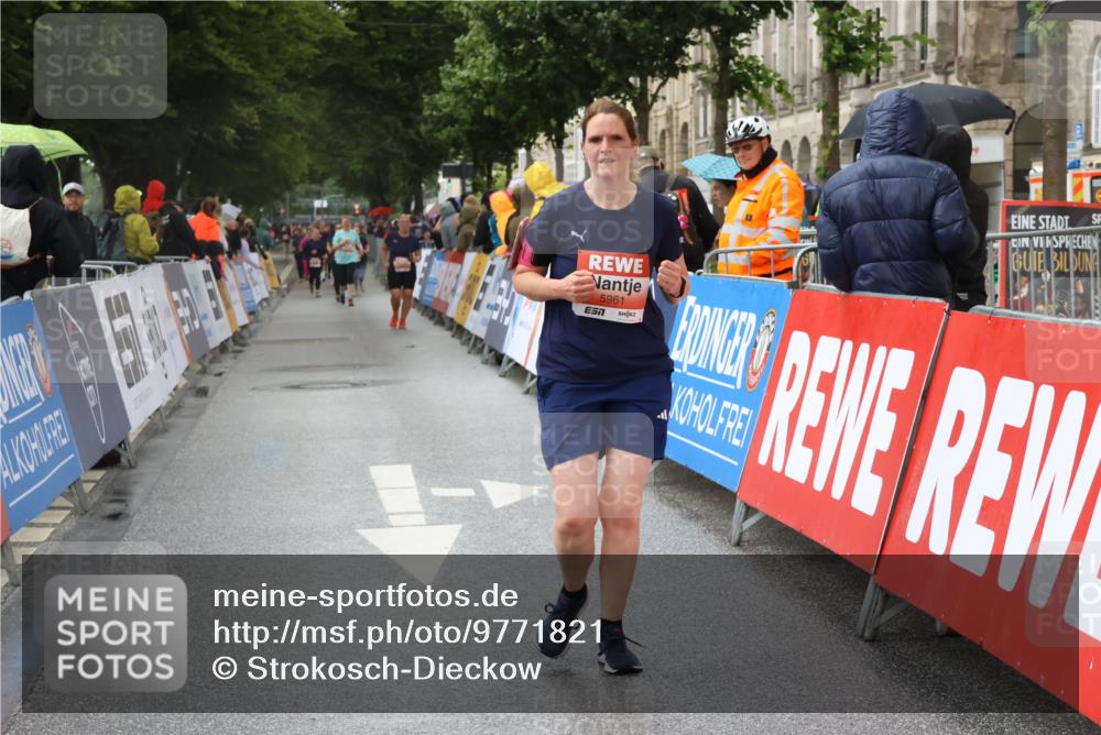 14.06.2026 - REWE Women's Run Strokosch-Dieckow http://msf.ph/oto/9771821 14.06.2026 11:10:30 Ziel 5240, 5787, 5788, 5961 meine-sportfotos.de