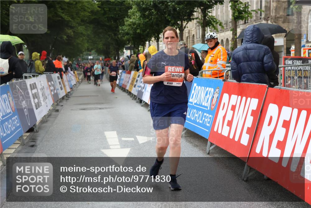14.06.2026 - REWE Women's Run Strokosch-Dieckow http://msf.ph/oto/9771830 14.06.2026 11:10:30 Ziel 5240, 5787, 5788, 5961 meine-sportfotos.de