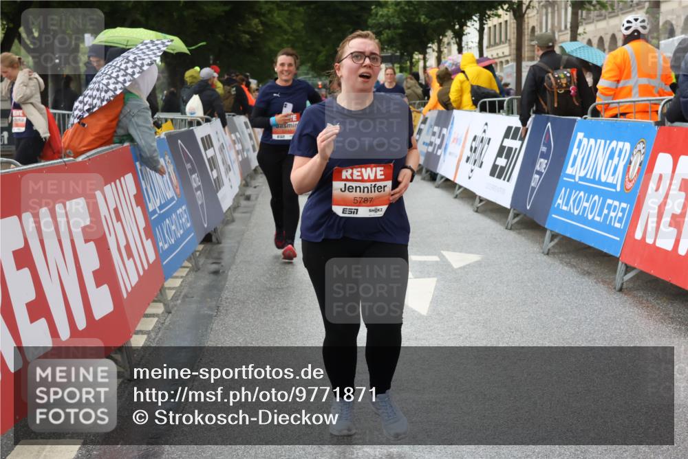 14.06.2026 - REWE Women's Run Strokosch-Dieckow http://msf.ph/oto/9771871 14.06.2026 11:10:23 Ziel 5211, 5240, 5301, 5375, 5698, 5787, 5788 meine-sportfotos.de