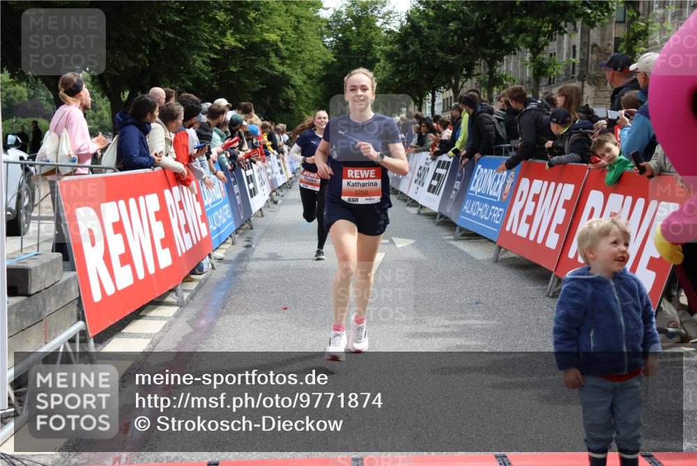14.06.2026 - REWE Women's Run Strokosch-Dieckow http://msf.ph/oto/9771874 14.06.2026 10:55:46 Ziel 5250, 5287, 5695, 5789, 6069 meine-sportfotos.de