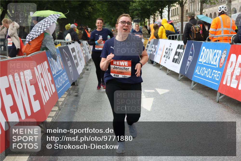 14.06.2026 - REWE Women's Run Strokosch-Dieckow http://msf.ph/oto/9771880 14.06.2026 11:10:23 Ziel 5211, 5240, 5301, 5375, 5698, 5787, 5788 meine-sportfotos.de