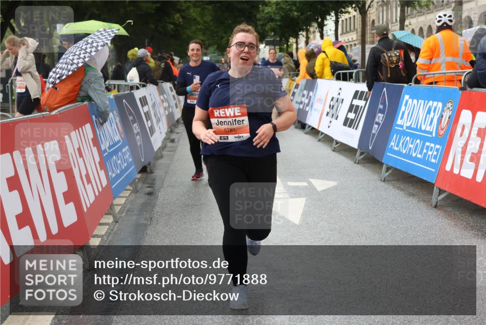 14.06.2026 - REWE Women's Run Strokosch-Dieckow http://msf.ph/oto/9771888 14.06.2026 11:10:23 Ziel 5211, 5240, 5301, 5375, 5698, 5787, 5788 meine-sportfotos.de