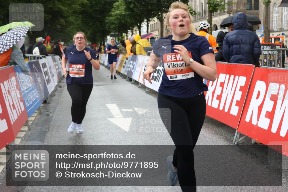 14.06.2026 - REWE Women's Run Strokosch-Dieckow http://msf.ph/oto/9771895 14.06.2026 11:10:22 Ziel 5211, 5240, 5301, 5375, 5698, 5787, 5788, 5974 meine-sportfotos.de