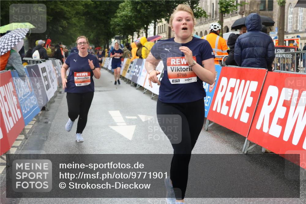 14.06.2026 - REWE Women's Run Strokosch-Dieckow http://msf.ph/oto/9771901 14.06.2026 11:10:22 Ziel 5211, 5240, 5301, 5375, 5698, 5787, 5788, 5974 meine-sportfotos.de