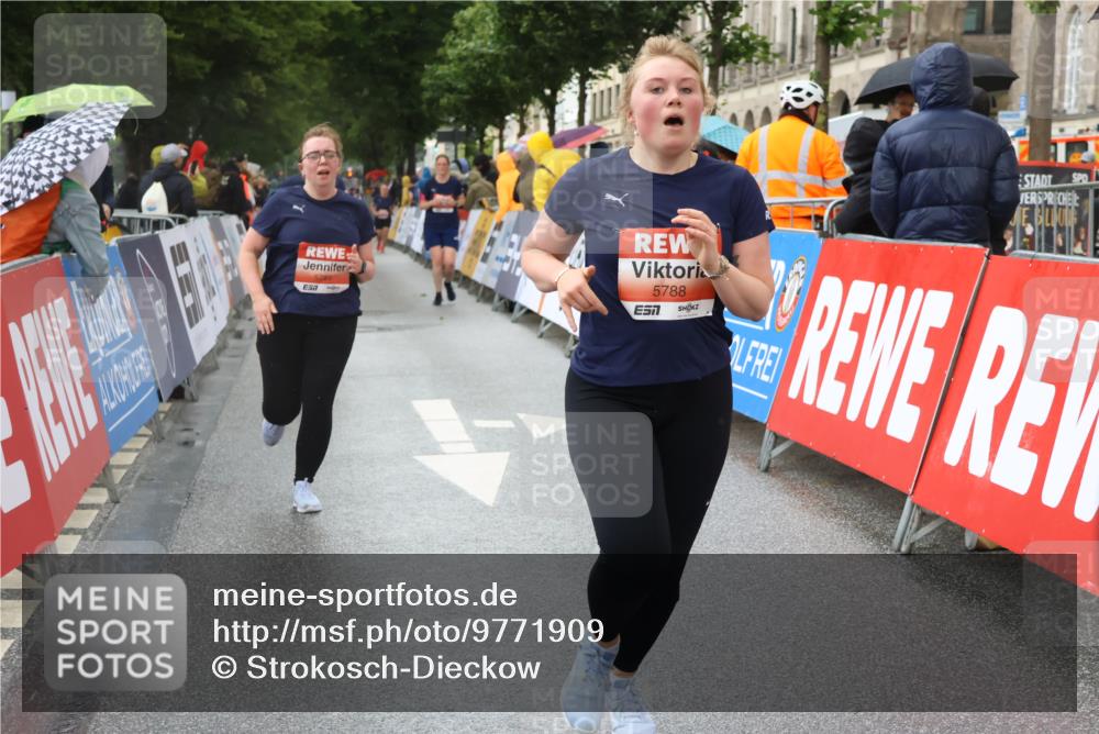 14.06.2026 - REWE Women's Run Strokosch-Dieckow http://msf.ph/oto/9771909 14.06.2026 11:10:22 Ziel 5211, 5240, 5301, 5375, 5698, 5787, 5788, 5974 meine-sportfotos.de