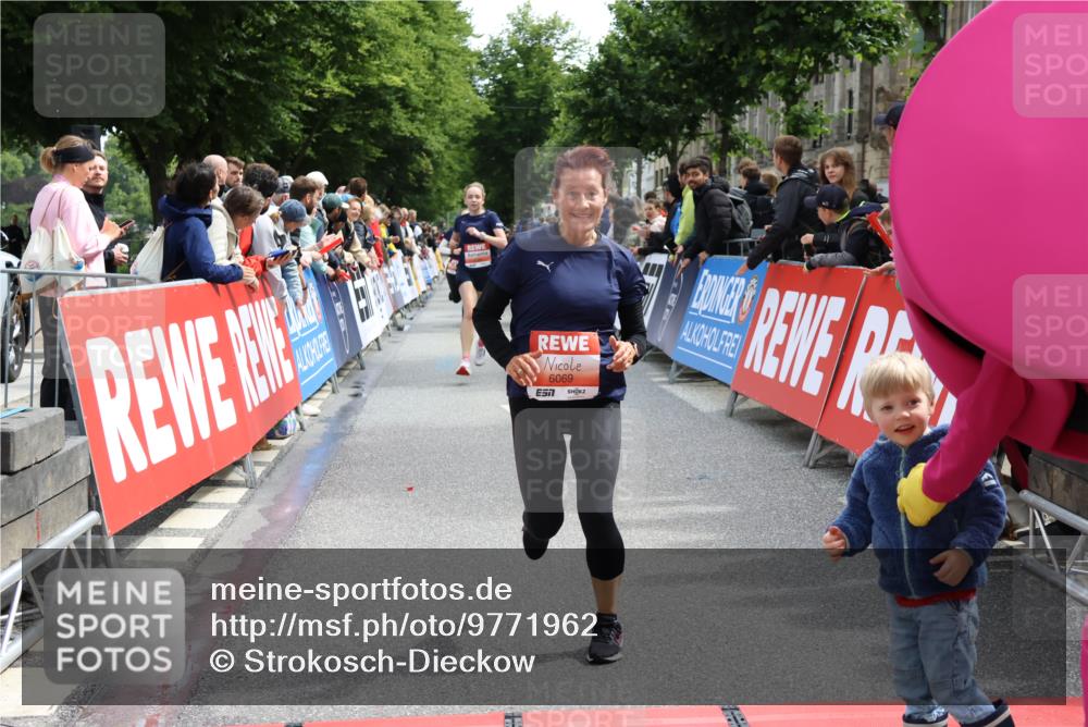 14.06.2026 - REWE Women's Run Strokosch-Dieckow http://msf.ph/oto/9771962 14.06.2026 10:55:44 Ziel 5250, 5287, 5695, 5789, 6069 meine-sportfotos.de