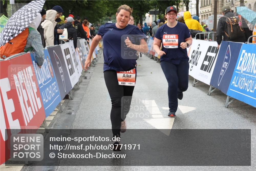 14.06.2026 - REWE Women's Run Strokosch-Dieckow http://msf.ph/oto/9771971 14.06.2026 11:10:17 Ziel 5211, 5301, 5375, 5698, 5937, 5938, 5974, 5996 meine-sportfotos.de