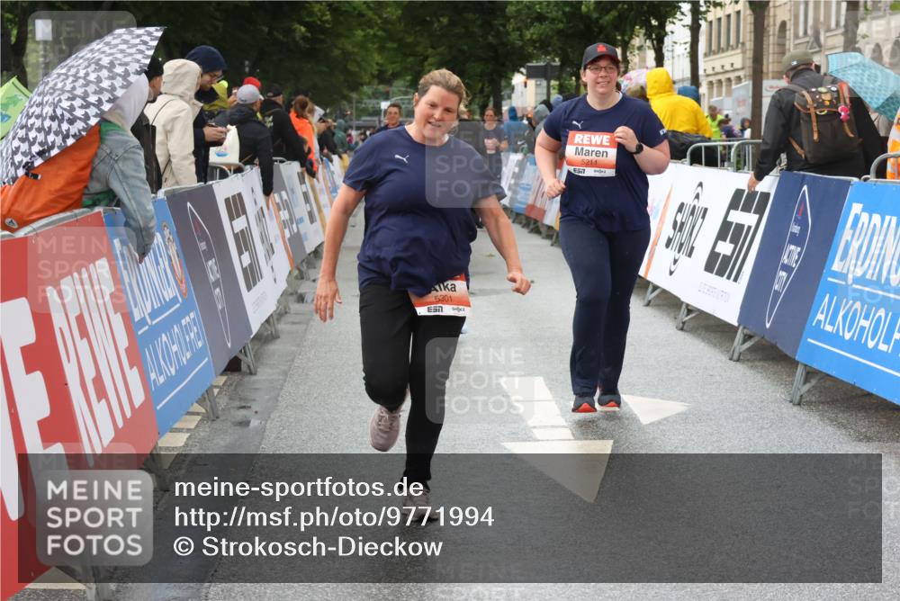 14.06.2026 - REWE Women's Run Strokosch-Dieckow http://msf.ph/oto/9771994 14.06.2026 11:10:17 Ziel 5211, 5301, 5375, 5698, 5937, 5938, 5974, 5996 meine-sportfotos.de
