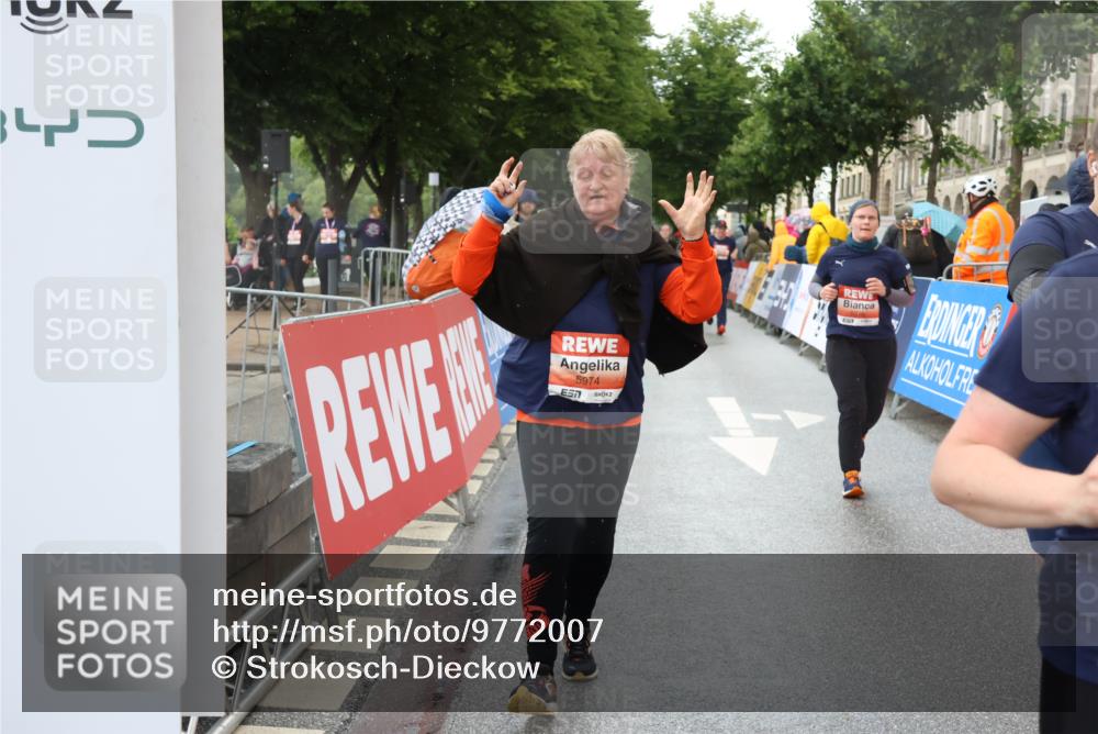14.06.2026 - REWE Women's Run Strokosch-Dieckow http://msf.ph/oto/9772007 14.06.2026 11:10:13 Ziel 5145, 5375, 5533, 5937, 5938, 5974, 5996 meine-sportfotos.de