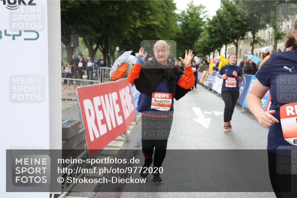 14.06.2026 - REWE Women's Run Strokosch-Dieckow http://msf.ph/oto/9772020 14.06.2026 11:10:13 Ziel 5145, 5375, 5533, 5937, 5938, 5974, 5996 meine-sportfotos.de