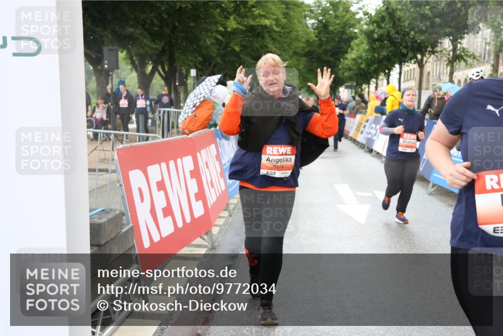 14.06.2026 - REWE Women's Run Strokosch-Dieckow http://msf.ph/oto/9772034 14.06.2026 11:10:13 Ziel 5145, 5375, 5533, 5937, 5938, 5974, 5996 meine-sportfotos.de