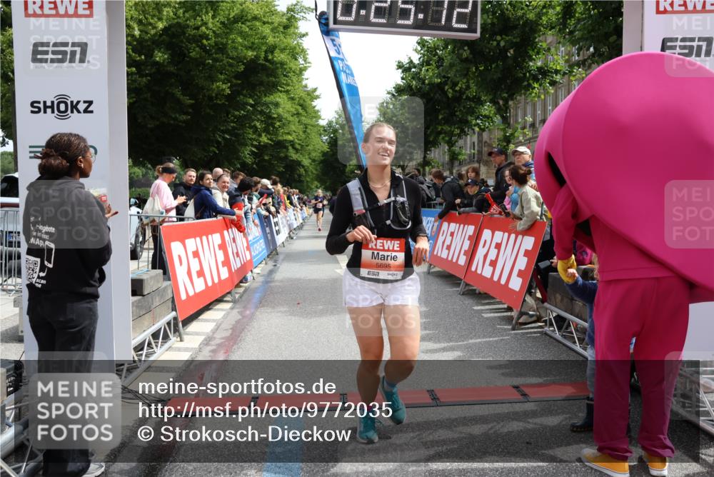 14.06.2026 - REWE Women's Run Strokosch-Dieckow http://msf.ph/oto/9772035 14.06.2026 10:55:41 Ziel 5287, 5308, 5695, 6069 meine-sportfotos.de