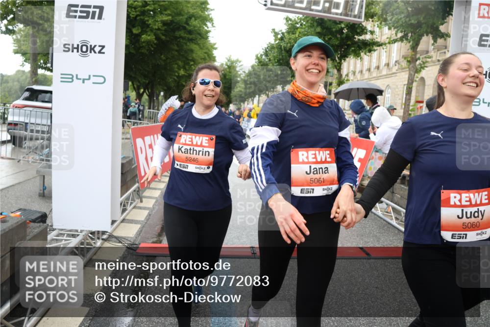 14.06.2026 - REWE Women's Run Strokosch-Dieckow http://msf.ph/oto/9772083 14.06.2026 11:10:05 Ziel 5060, 5061, 5063, 5145, 5197, 5246, 5472, 5533, 5559, 5770, 5855, 5902, 5926 meine-sportfotos.de