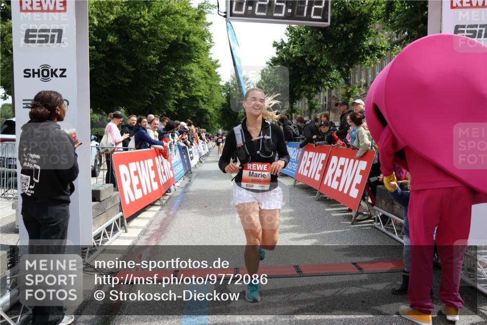 14.06.2026 - REWE Women's Run Strokosch-Dieckow http://msf.ph/oto/9772086 14.06.2026 10:55:41 Ziel 5287, 5308, 5695, 6069 meine-sportfotos.de