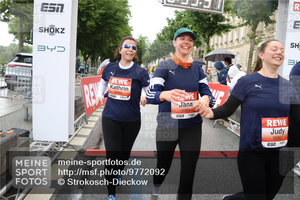 14.06.2026 - REWE Women's Run Strokosch-Dieckow http://msf.ph/oto/9772092 14.06.2026 11:10:05 Ziel 5060, 5061, 5063, 5145, 5197, 5246, 5472, 5533, 5559, 5770, 5855, 5902, 5926 meine-sportfotos.de
