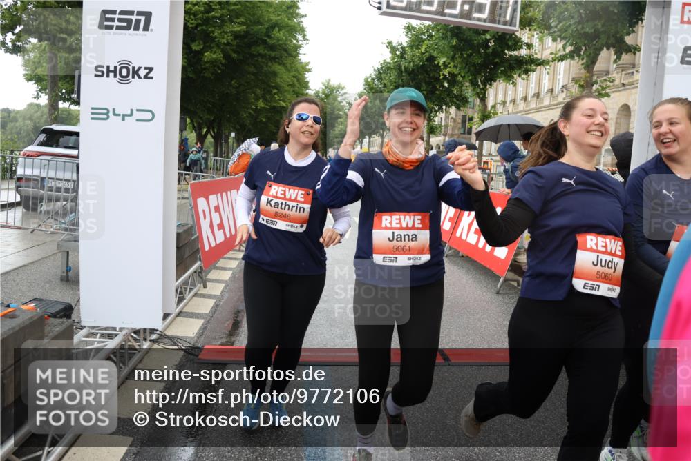 14.06.2026 - REWE Women's Run Strokosch-Dieckow http://msf.ph/oto/9772106 14.06.2026 11:10:05 Ziel 5060, 5061, 5063, 5145, 5197, 5246, 5472, 5533, 5559, 5770, 5855, 5902, 5926 meine-sportfotos.de