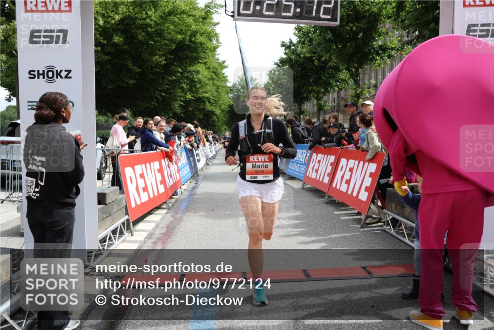 14.06.2026 - REWE Women's Run Strokosch-Dieckow http://msf.ph/oto/9772124 14.06.2026 10:55:41 Ziel 5287, 5308, 5695, 6069 meine-sportfotos.de