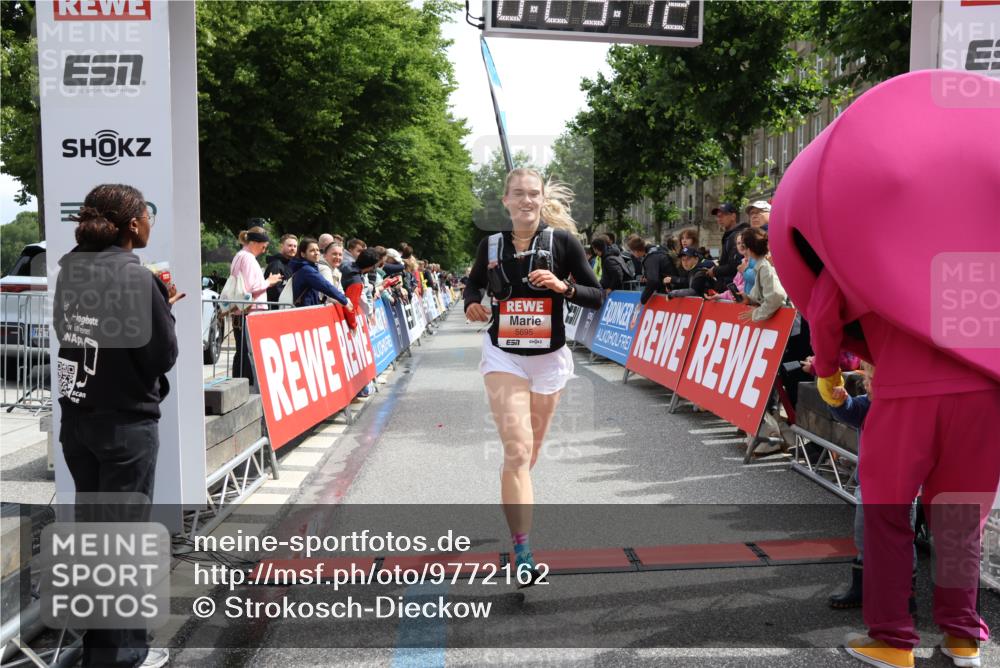 14.06.2026 - REWE Women's Run Strokosch-Dieckow http://msf.ph/oto/9772162 14.06.2026 10:55:41 Ziel 5287, 5308, 5695, 6069 meine-sportfotos.de