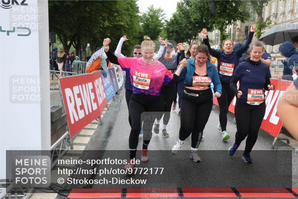 14.06.2026 - REWE Women's Run Strokosch-Dieckow http://msf.ph/oto/9772177 14.06.2026 11:10:03 Ziel 5060, 5061, 5063, 5145, 5197, 5246, 5472, 5533, 5559, 5770, 5855, 5902, 5926 meine-sportfotos.de