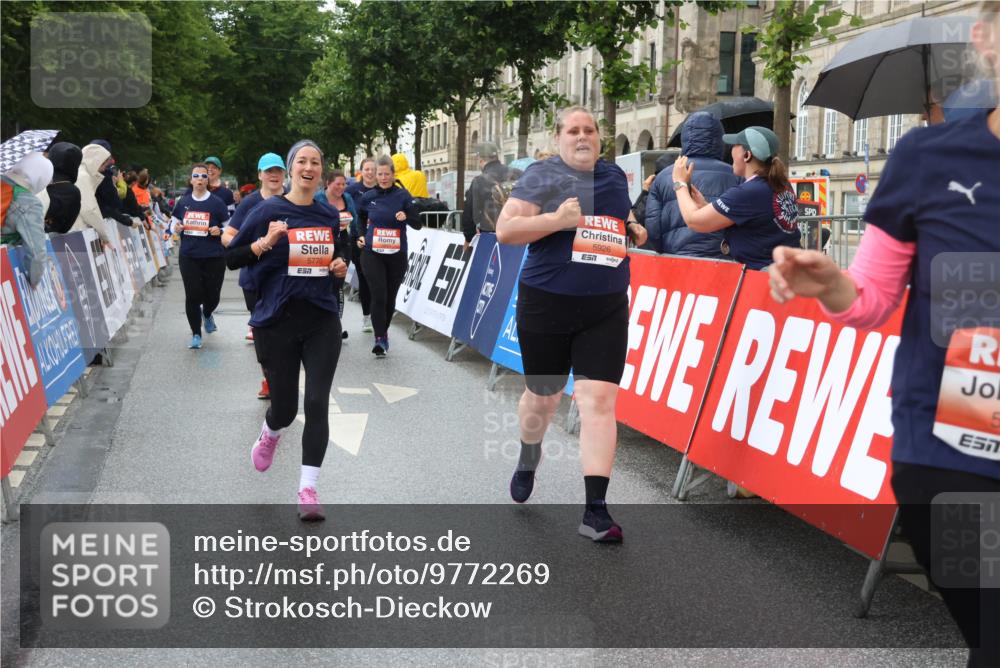 14.06.2026 - REWE Women's Run Strokosch-Dieckow http://msf.ph/oto/9772269 14.06.2026 11:09:59 Ziel 5197, 5278, 5465, 5472, 5770, 5902, 5926 meine-sportfotos.de