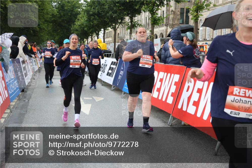 14.06.2026 - REWE Women's Run Strokosch-Dieckow http://msf.ph/oto/9772278 14.06.2026 11:09:59 Ziel 5197, 5278, 5465, 5472, 5770, 5902, 5926 meine-sportfotos.de