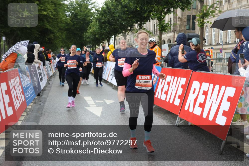 14.06.2026 - REWE Women's Run Strokosch-Dieckow http://msf.ph/oto/9772297 14.06.2026 11:09:58 Ziel 5197, 5278, 5465, 5770, 5902, 5926 meine-sportfotos.de
