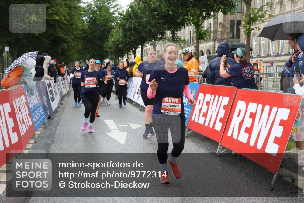 14.06.2026 - REWE Women's Run Strokosch-Dieckow http://msf.ph/oto/9772314 14.06.2026 11:09:58 Ziel 5197, 5278, 5465, 5770, 5902, 5926 meine-sportfotos.de