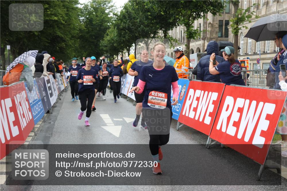 14.06.2026 - REWE Women's Run Strokosch-Dieckow http://msf.ph/oto/9772330 14.06.2026 11:09:58 Ziel 5197, 5278, 5465, 5770, 5902, 5926 meine-sportfotos.de