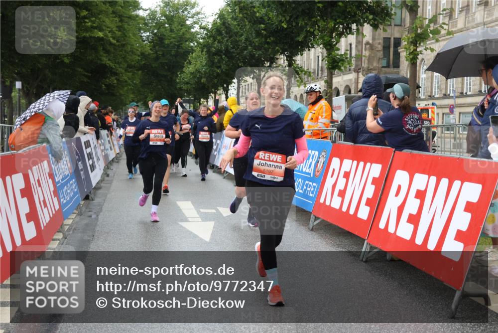 14.06.2026 - REWE Women's Run Strokosch-Dieckow http://msf.ph/oto/9772347 14.06.2026 11:09:58 Ziel 5197, 5278, 5465, 5770, 5902, 5926 meine-sportfotos.de